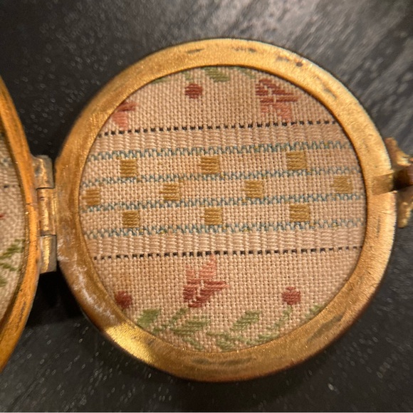 Vintage Patinated Victorian look Metal Vanity, Trinket, Jewel Box. 2x1.5 inches - Picture 4 of 16